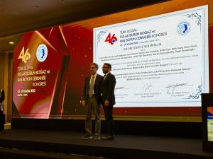 En iyi bildiri ödülünü aldık.